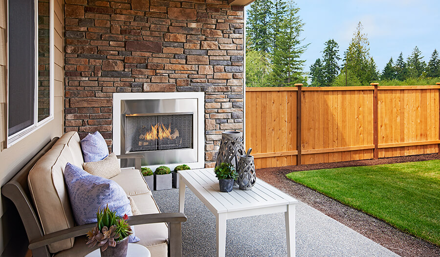 Backyard fireplace by Richmond Homes